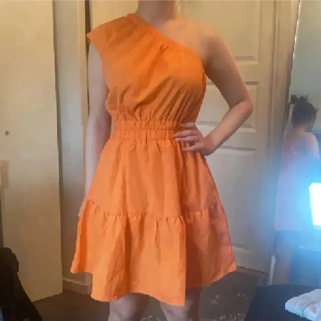 Orange one shoulder kortklänning