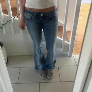 Gina jeans🩵 - LÅNAD BILD!!! Säljer dessa jättefina trendiga jeans från Gina tricot, helt slutsålda på hemsidan och i butik. Jättefina Jeans från Gina Young 14+ helt nya med prislapparna kvar. Storlek M. Skulle säga att de passar S också 🩵🩵