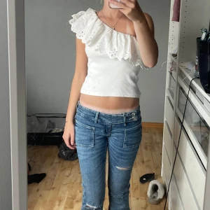 One shoulder topp - Säljer denna one shoulder topp från ZARA kids då den inte längre kommer till användning. Den är använd och är lite missfärgad under armen!! Storlek 11-12 år (152cm) men passar mig som är nästan 160💕