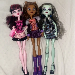 Monster high dockor - 500 KR STYCK! Draculaura, Clawdeen och Frankie. Jätte fina allihopa, inga skador på någon. Skriv till mig om ni undrar något, extra saker finns, säg vad du vill ha och så kommer vi överens med ett pris.