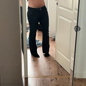 Mörkblå bootcut jeans från only - Säljer ett par mörkblå jeans från only med klassisk bootcut-passform. Jeansen har fem fickor, normal midja och snygga kontrastsömmar. Perfekta om du gillar en tidlös look med lite utsvängda ben. 