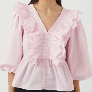 YAS blus - Säljer min YAS blus då den inte kommer till användning, använd en gång men en kan åt åkt av, ska försöka sy på innan jag postar annars packar jag ner knappen💕nypris 800kr INTRESSEKOLL