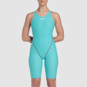 Tävlingsbaddräkt från Arena - Säljer en tävlingsbaddräkt från Arena, modell Powerskin ST Next Open Back. Endast använd vid tre tillfällen, därför i mycket fint skick. Säljes då jag inte längre är aktiv inom simning.  Storlek: USA/UK: 24. F: 30.   Nypris: ca 1 470 kr Mitt pris: 1 000 kr  Kan skickas - köparen står för frakten. Originalförpackning (låda) medföljer💕