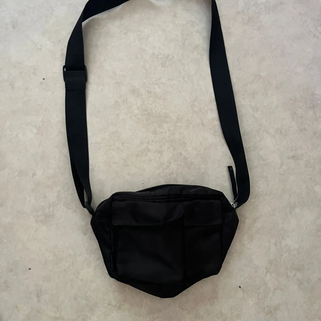 Svart axelväska med fickor