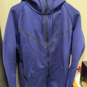 Blå Nike tech  - Fett Nike tech äkta, den är i bra skick 