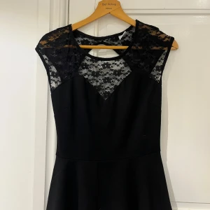 Topp med spets - Svart topp från Gina Tricot, säljer då den inte riktigt är min stil. Mjuk och superskön att ha på sig! 