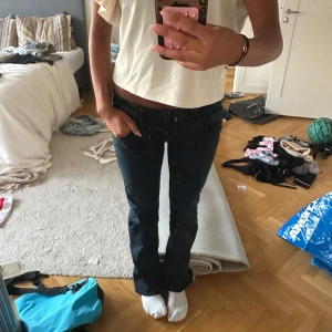 Svarta lowwaist bootcut jeans från LTB!😍 - Säljer ett par svarta jeans med låg midja och bootcut från LTB. Sitter som en smäck och väldigt sköna!💕