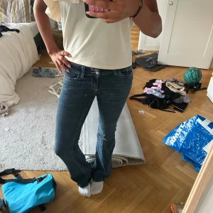 Blå bootcut jeans från Nelly!💕 - Säljer dessa snygga lowwaist jeansen från Nelly! Jättesköna att ha på sig och med snygga detaljer på bakfickorna😍 
