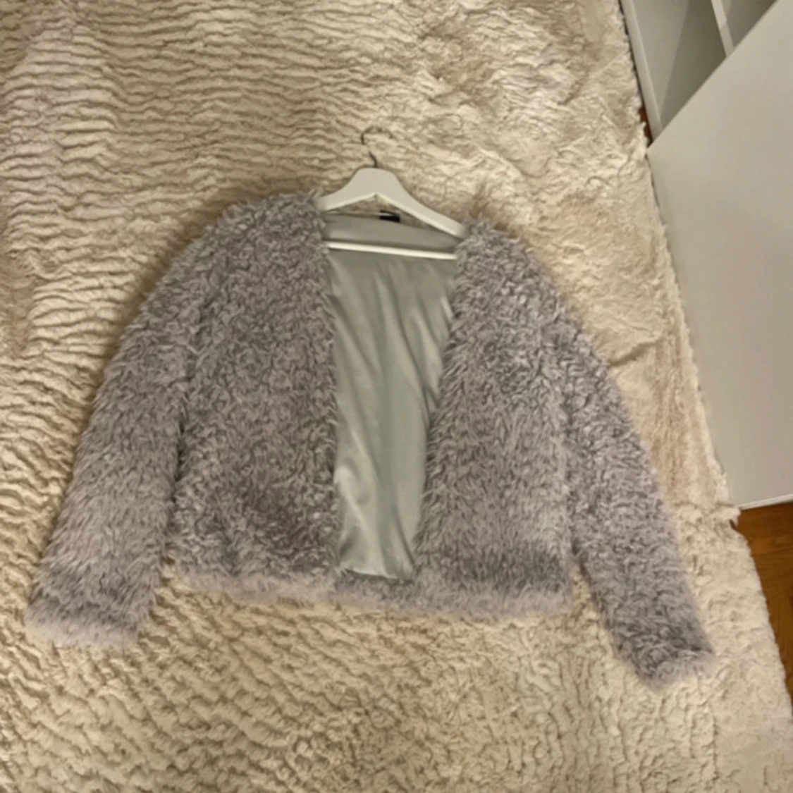 Ljusgrå fluffig pälsjacka - 2
