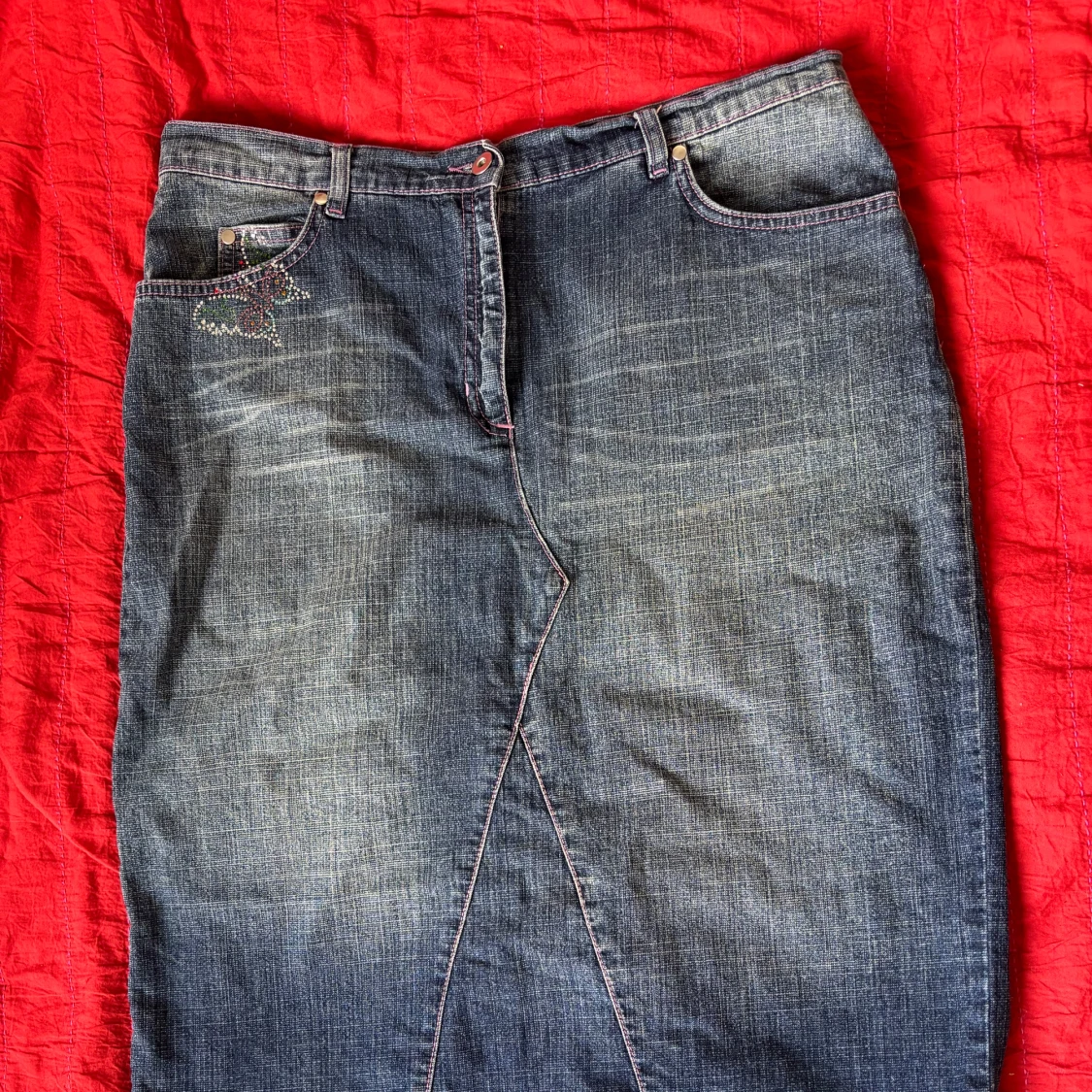 Jeanskjol med fjärilsdetalj och slits