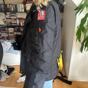 Svart Parajumpers jacka med päls - Svart jacka  från Parajumper. En äkta parajumper men kvitto finns ej kvar eftersom man har haft den en längre period. Ny pris 9999kr+