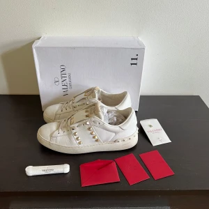 Valentino Open - Hej, Valentino Opens i väldigt bra skick, det som tillkommer är box,snören,kort,nitar💞