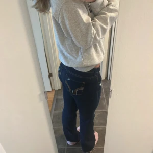 Lågmidja Hollister jeans  - Säljer mina lågmidjade Hollister jeans som jag verkligen tycker om men de sitter inte riktigt som jag vill ❤️ De är omsydda från skinny jeans men med ett annat jeanstyg som är väldigt likt det ursprungliga tyget så det syns knappt om man inte kollar noga. Jeansen är från början köpta från Sellpy och det stod att midjemåttet runt hela var 78, innerbenslängden är 80 cm. Trådar nere vid hälarna som detaljer och lite små hål här och där 🤩 Kom privat för fler bilder får inte plats med mer här!!