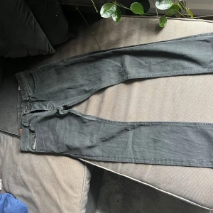 Diesel Tepphar svarta skinny jeans - Svarta Diesel Tepphar jeans med skinny fit och stretchigt material. Klassisk femficksmodell med diskret Diesel-logga vid bakfickan. Snygg, smal siluett och bekväm passform som funkar till allt. Perfekta om du gillar en modern och stilren look. Nypris 1800kr