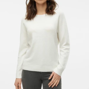 Vit stickad tröja från Vila - Supermjuk vit stickad tröja från Vila i storlek S