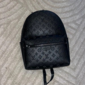Louis Vuitton Discovery ryggsäck - Säljer en svart Discovery Backpack Monogram Shadow Leather från Louis Vuitton, som jag fått ”ärva” från en vän. Äkthet har jag ingen aning om den ser bra ut och helt ny kan knappast blivit använd och själv har jag ingen användning av den. Skicka gärna bud på den