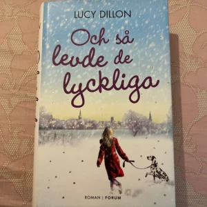 Och så levde de lyckliga - En charmig roman om Anna som tar över en bokhandel och jonglerar familjeliv, tonårsdöttrar och en energisk dalmatiner. Perfekt för dig som gillar feelgood, böcker och hundar – en berättelse om vänskap, kärlek och nya chanser. Aldrig använts och finns sammanlagt 515 sidor. 