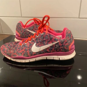 Nike Free TR Fit sneakers  - Jättefina Nike free 5.0 skor. Jättefint skick! Några små skavanker men knappt synligt. 