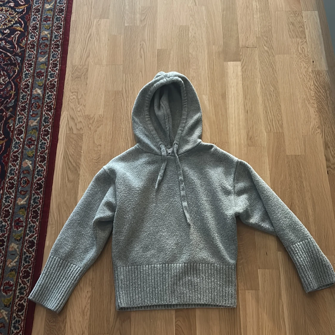 Grå stickad hoodie med huva från zara