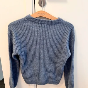 Blå ribbstickad tröja från NA-KD - Supermysig blå ribbstickad tröja från NA-KD i storlek XXS. Tröjan har lång ärm och rund halsringning.