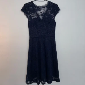 Marinblå spetsklänning med v-ringning - Jätte fin mörkblå klänning som jag älskar men den passar tyvärr inte mig i storlek. 