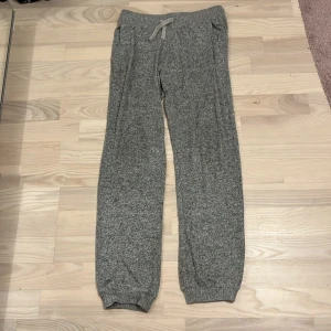 Grå mjukisbyxor i xxs - Mysiga grå mjukisbyxor, perfekta för en lugn kväll elr avslappnad fit. Byxorna har normal passform, muddar vid bensluten och är tillverkade i mjukt material.