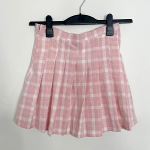 Rosa rutig kort veckad kjol - Världens sötaste kjol! I mycket bra skick! Storlek XS-S