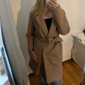Kappa - Snygg, beige höstkappa med bred krage och knytskärp i midjan. Använd 1-2 gånger💕