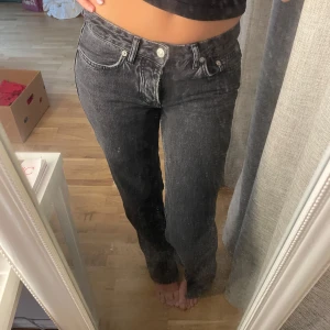 Svarta raka jeans - Säljer ett par svarta jeans med rak passform