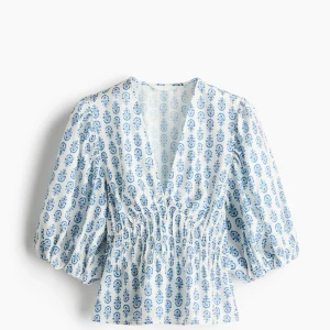 Blå vit blus - Såå söt och populär blus från H&M!😍 helt slutsåld. Passar M