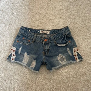 Lågmidjade jeans shorts  - Super söta och unika lågmidjafe jeans shorts med oranga detaljer😍 Inga defekter, helt perfekta💗 midjemått: 36 cm rakt över🫶
