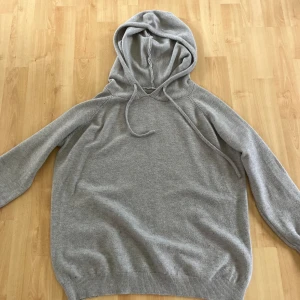 Grå hoodie i mjuk ullmix - En skön grå hoodie. Jag har använt den ganska mycket men det är fortfarande ett jättebra skick på den. Den är lite för liten för mig och jag är 170cm så den passar dig som är runt 165cm. Pris är förhandlingsbart! Om ni har några frågor eller funderingar kring hoodien är det bara att kontakta mig!👌