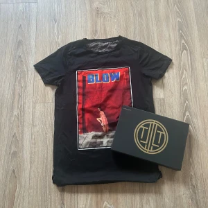 Limitato T-shirt  - En snygg tröja från Limitato som vanligtvis kostar omkring 1000kr men nu säljs för 399kr. Tröjan är i fint skick utan anmärkningar. Hör av er vid ytterligare frågor!  (Postar inom 24h och box ingår inte!)