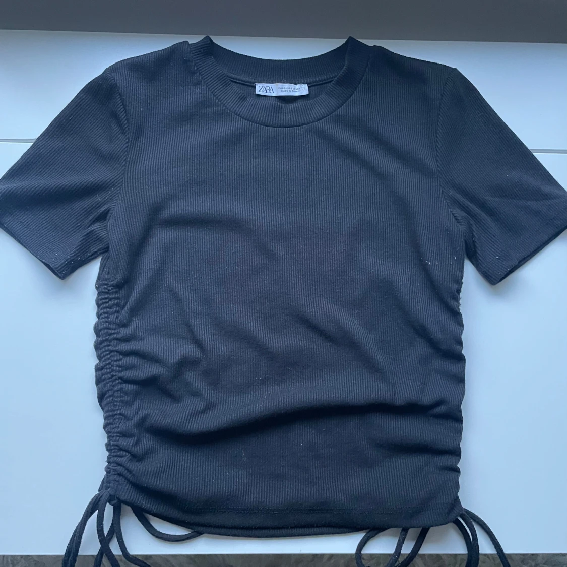 Svart ribbad topp med snörning Zara - 1