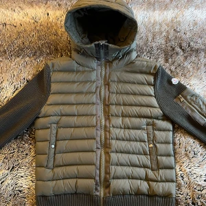 Moncler Tricot Cardigan  - Säljer en riktigt skön Mörkgrön/Khaki, Moncler Tricot Cardigan i nyskick, storlek L men passar för M. Orderbekräftelsen finns och hör av dig vid frågor eller intresse Mvh 💚☀️