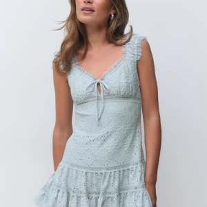 Ljusblå klänning med volang - Supersöt ljusblå kortklänning i spets med volangkant och v-ringning. Klänningen har knyt fram och är ärmlös med breda axelband. Perfekt sommarklänning!