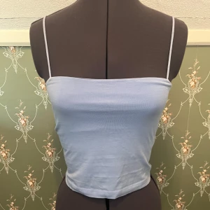 Ljusblått linne - Superfint linne i från gina tricot. Lappen är inte kvar men jag skulle säga att det är storlek xxs-xs. Inga tecken på användning 💕