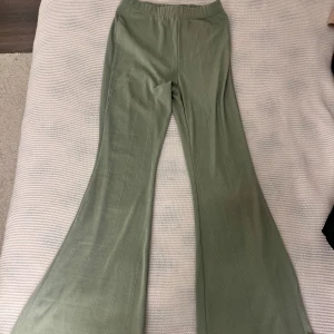 Gröna ribbade bootcut-byxor Shein - Snygga ljusgröna ribbade bootcut-byxor från Shein. Byxorna har elastisk midja och är tillverkade i ett mjukt, stretchigt material som sitter skönt. skriv för fler frågor om mått eller annat💗