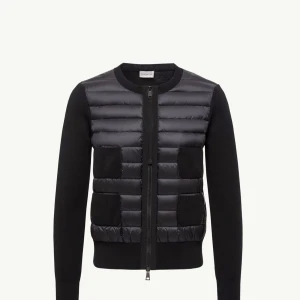 Svart cardigan jacka från Moncler (SÖKS) (Hör gärna av er!!!) - Snygg svart cardigan jacka från Moncler med quiltad front i dun och stickade ärmar. (SÖKES)(SÄLJER DU HÖR GÄRNA AV ER)(ÄKTA!!!)(STORLEK S) (Kan även bytas mot något!)