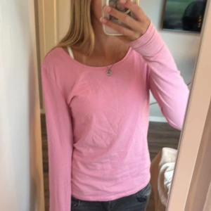 Ljusrosa långärmad tröja från Lager 157 - En basic ljusrosa långärmad tröja från  Lager 157 i mjuk bomull. Tröjan har rund halsringning och en enkel, rak passform som är lätt att matcha med jeans eller kjol. Perfekt för lager-på-lager under vår och höst. Den har dock ett litet hål vid armen men det är inget stort man märker.