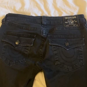 Svarta true religion jeans  - Hej! Jag säljer dessa svarta lågmidjade true religion jeans. De är bootcut och går ända ner till hälarna på mig som är 165 cm lång.💕 de har använts 1 gång och är i helt nytt skick. 💞 de är stretchiga i materialet och väldigt sköna att ha på sig. Jag säljer de då de inte används 🫶🏼De är i modellen joey low rise flare. Nypris är 1300 kronor. Skriv om ni har några frågor! 