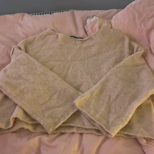 Beige stickad tröja från Zara - Mysig beige stickad tröja från Zara i storlek S. Tröjan har en enkel och avslappnad passform med långa ärmar och rund halsringning. Perfekt för lager-på-lager och chill dagar. Supermjuk och skön att ha på sig.