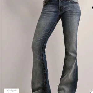 True Religion blå bootcut jeans - Snygga blå jeans från True Religion, köpt på Nelly. Använda få tal gånger 