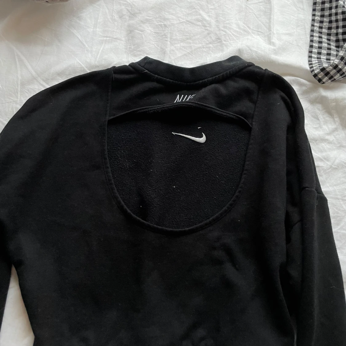 Svart Nike sweatshirt med öppen rygg - 1