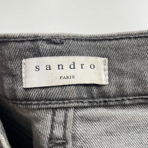 Sandro Paris jeans - Säljer mina älskade Sandro jeans i straight fit. De är sparsamt använda och i nyskick! Storlek EU 34. Nypris 2000 kr.