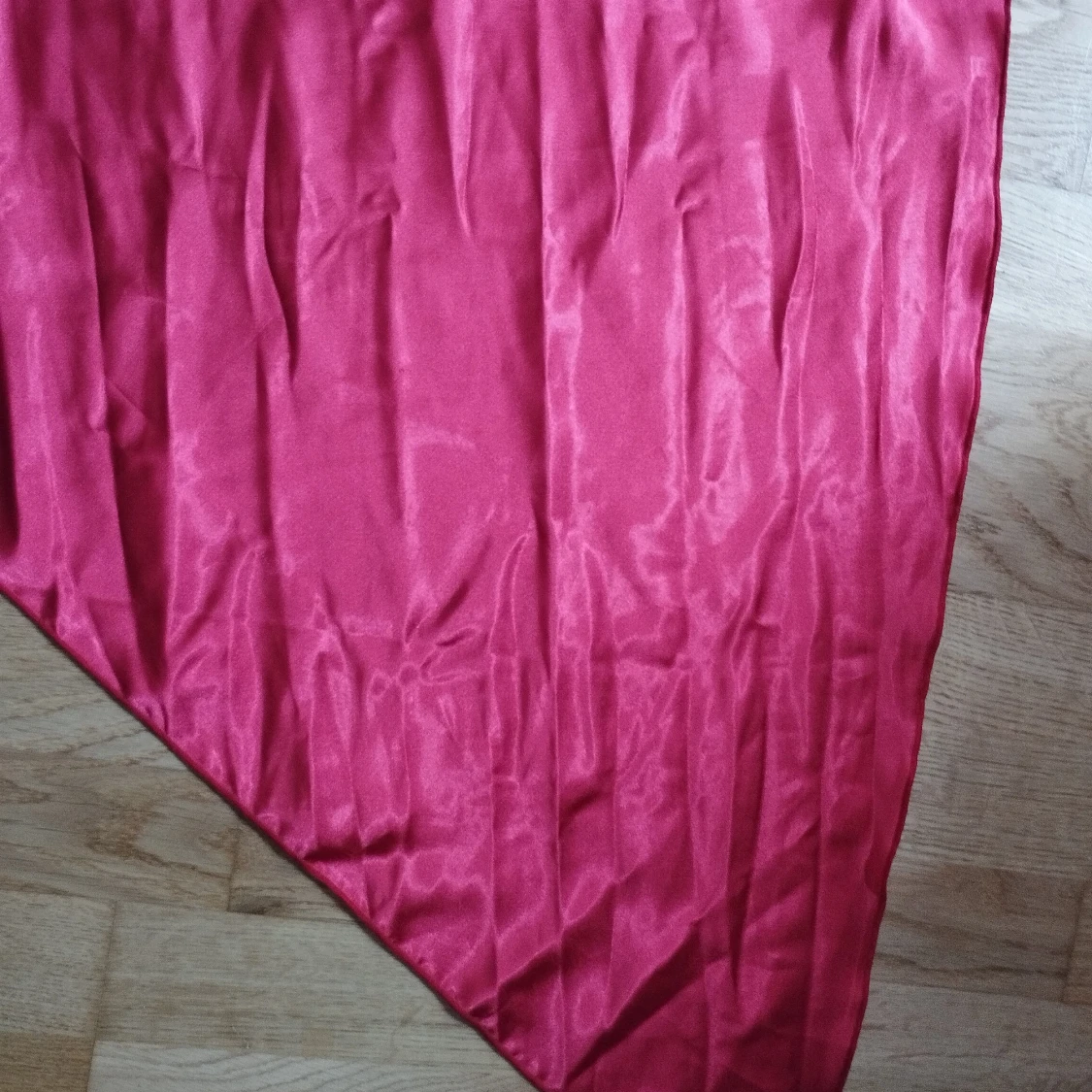 Ceris trekantig sidenscarf - 1