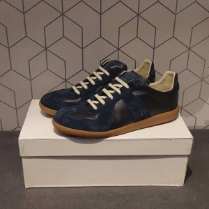 Maison Margiela gats - Säljer ett par marinblå gats || Storlek 42 || box medföljer || pris kan diskuteras vid snabb affär