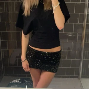 Glittrig topp/kjol - Glittrig topp från hm som jag användt som kjol💕