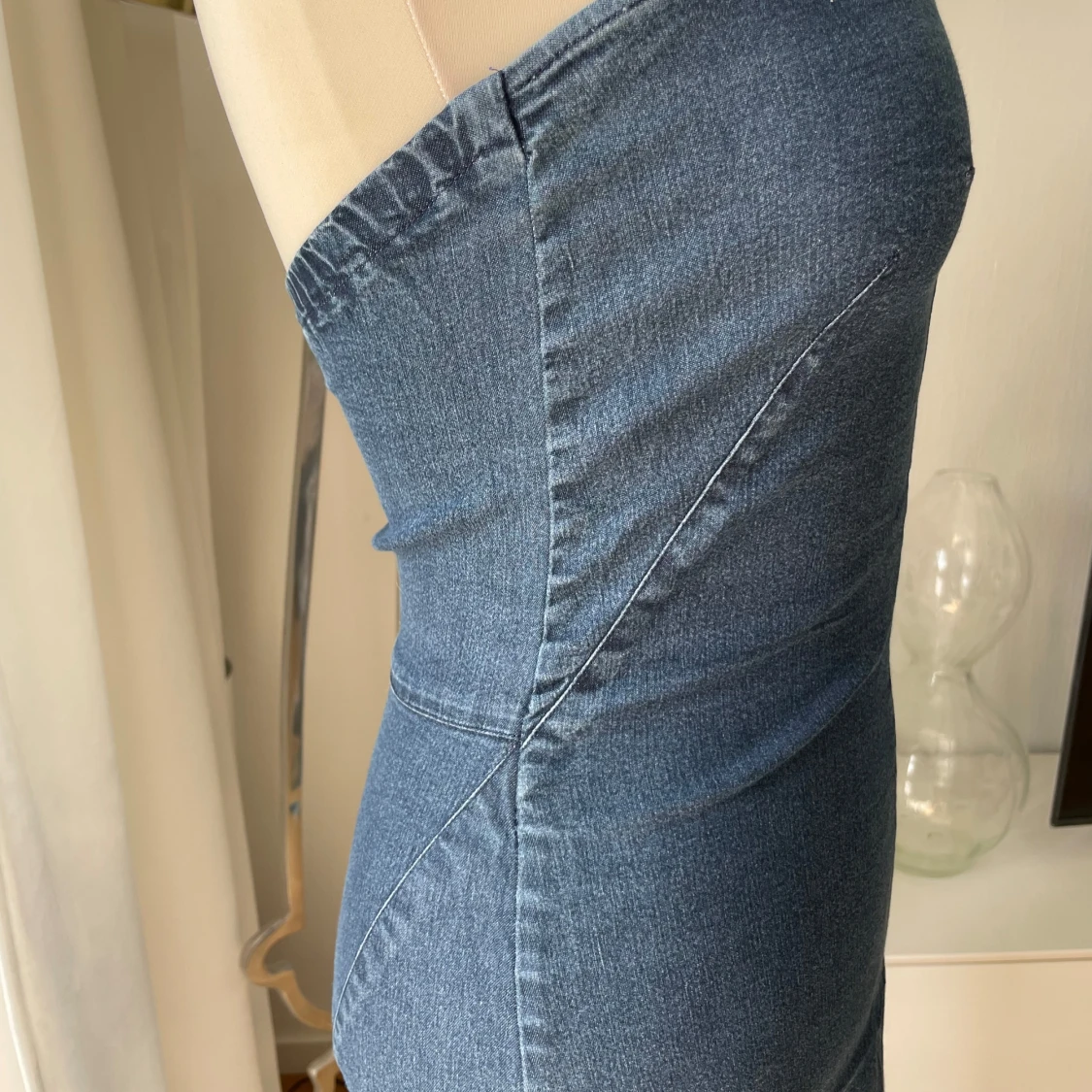 Axelbandslös jeansklänning i blå denim - 2