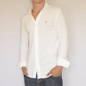 Ralph Lauren featherweight mesh skjorta  - POLO RALPH LAUREN FW MESH SKJORTA  Storlek : S  Passform : Passar större mer M  Användning : Skjortan är i ett väldigt fint skick utan defekter  Nypris : Cirka 1800SEK  Modellen på bilden är 182CM och väger 79KG